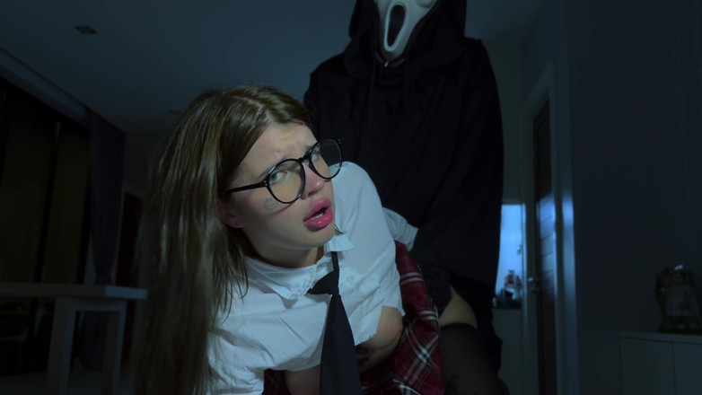 SkinLovers: Çığlık atarak sert anal seks. Filmin porno parodisi çığlık cadılar bayramı