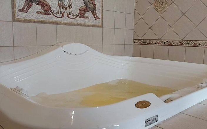 GinnaGg: मैंने अपने जंगल को जकूज़ी में नहाया। बालों वाली महिला Wery Wet