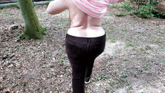 Bouncy Tits Action: 沉重的奶子拍打在树林的小屋后面