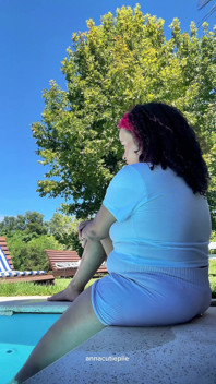 Mollige latina mit dickem arsch furzt am pool entspannter Sommer Gas-Vibes