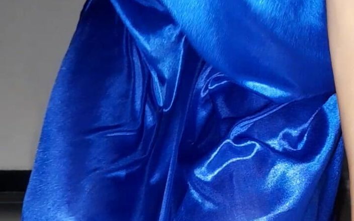 Naomisinka: Masturbace mrdka v modrém saténové hedvábné prádle