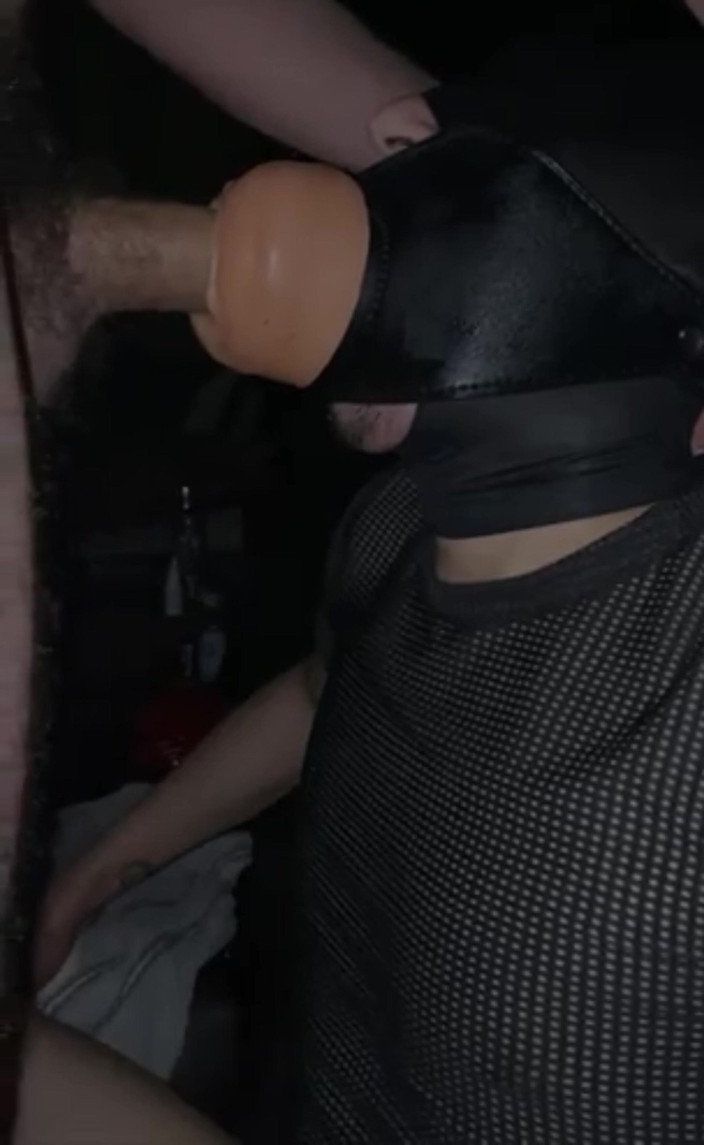 Broken holes cuckold gay: Pacarnya menutupi matanya sehingga aku bisa menggunakan tenggorokannya yang dalam