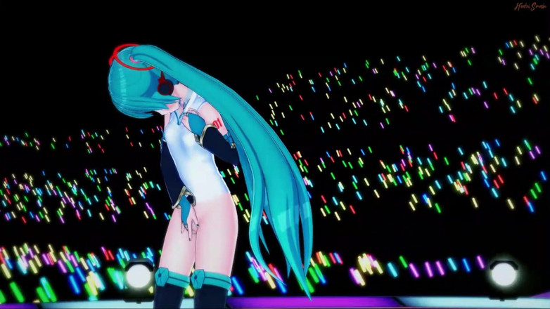 Hentai Smash: 初音ミクはステージ上で自分自身を指で動かし、群衆の前でPOVファックを取得します。