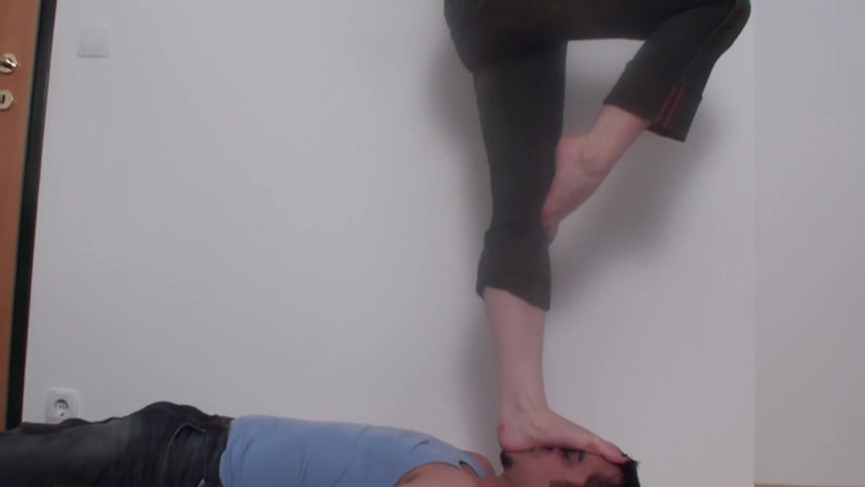 Foot Girls: Aprendendo a se equilibrar no rosto do escravo