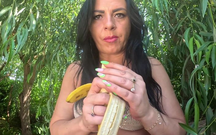 MilfyCalla: Ik hou van grote bananen, ze vullen mijn mond.