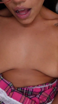 Nina White, étudiante latina sexy, prend une énorme bite et un creampie