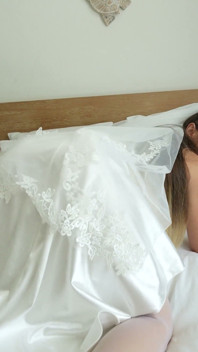 拍摄与热辣新娘作为妻子第一次操逼的真实性爱