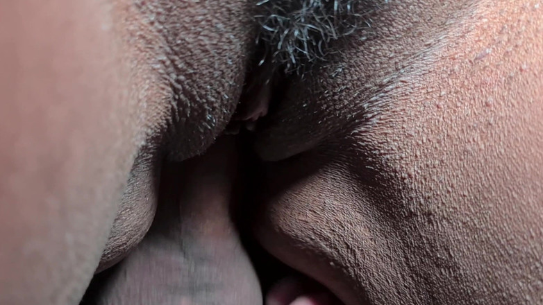 Nicoly Mattos: Sexe dans l’escalier : première nuit, chatte naturelle et gulping