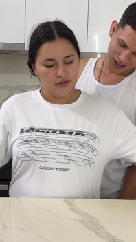 J’enlève la colère de ma BBW latina à gros cul avec une baise de force après ne pas l’avoir aidée à se toiletter. Sexe maison avec un duo