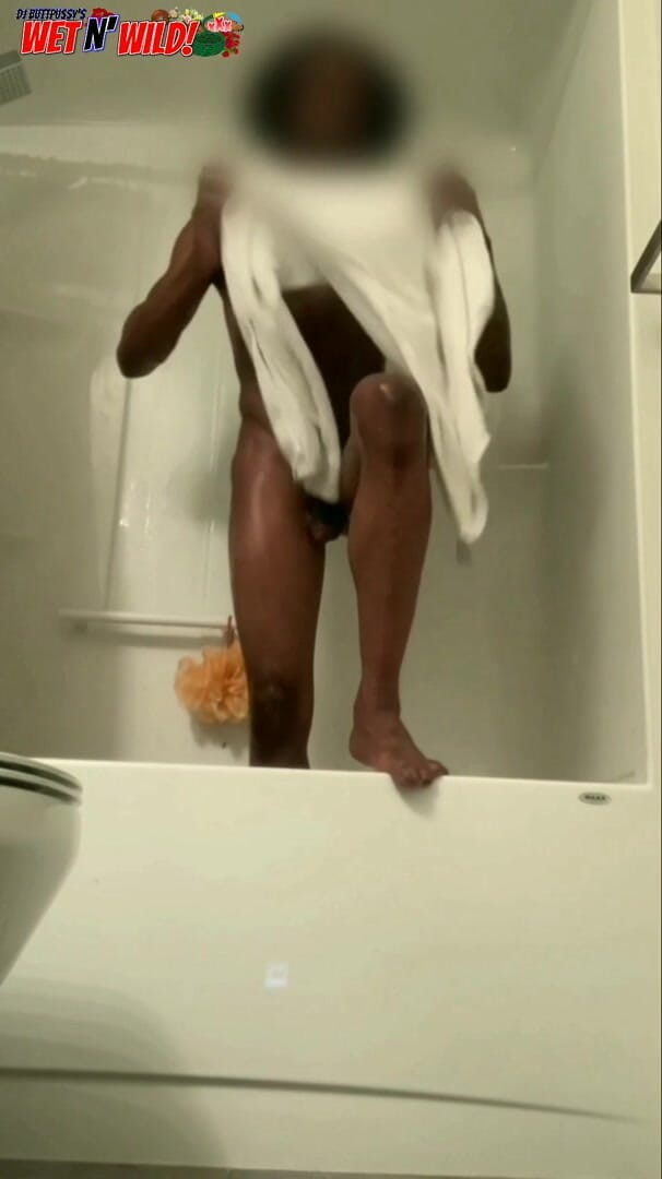 Ass Monkey: Băiatul de la duș se fute cu degetele și arată cu...