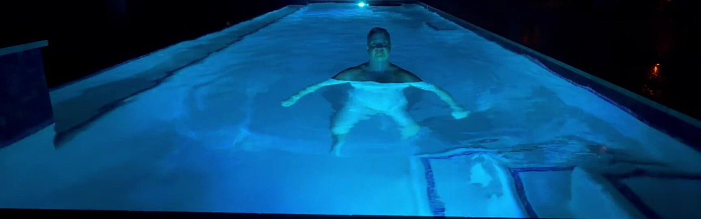 GottaLuvBB: ¿alguien Más Juega a Buscarse Desnudo En La Piscina?