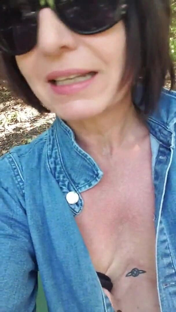 JulieEroticDress: Nuda in un luogo pubblico con squirt