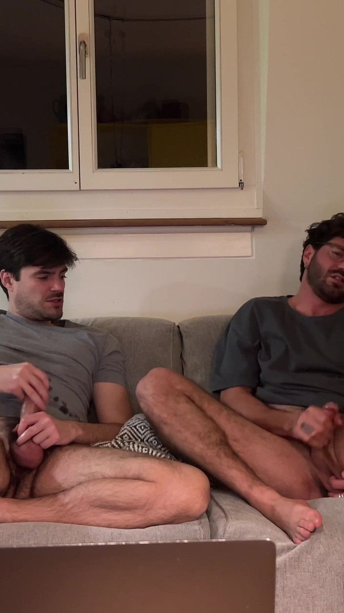 ElioBotticelli: Hetero-freundin hilft schwulen bruder beim