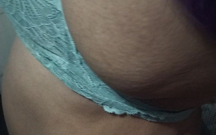 Benita sweety: Tragar esperma en el baño. Ella bebe esperma