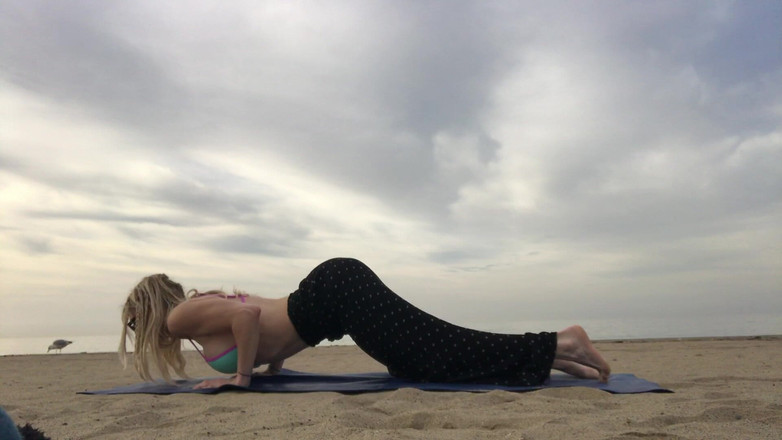 Serene Siren: Yoga à la plage en bikini