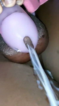 Preta Femboy Sissy atira uma grande carga de porra na gaiola de castidade