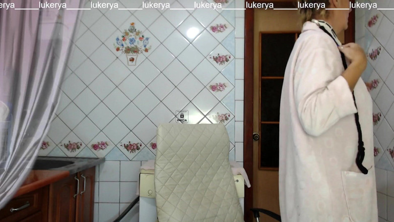 Lukerya: Quente anfitriã Lukerya na cozinha com um roupão