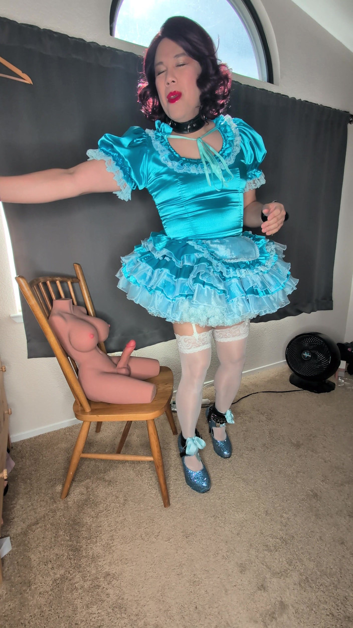 Sissy Candy: Criada mariquita de satén se conecta y chupa su muñeca