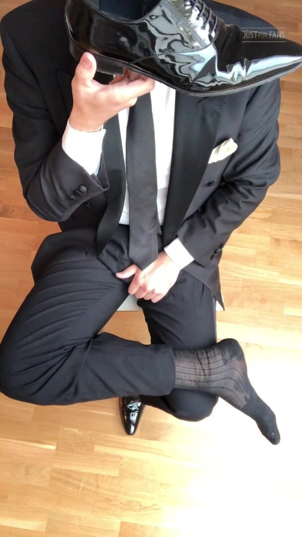 Master Shiny Shoes: Мастурбує в чорному костюмі
