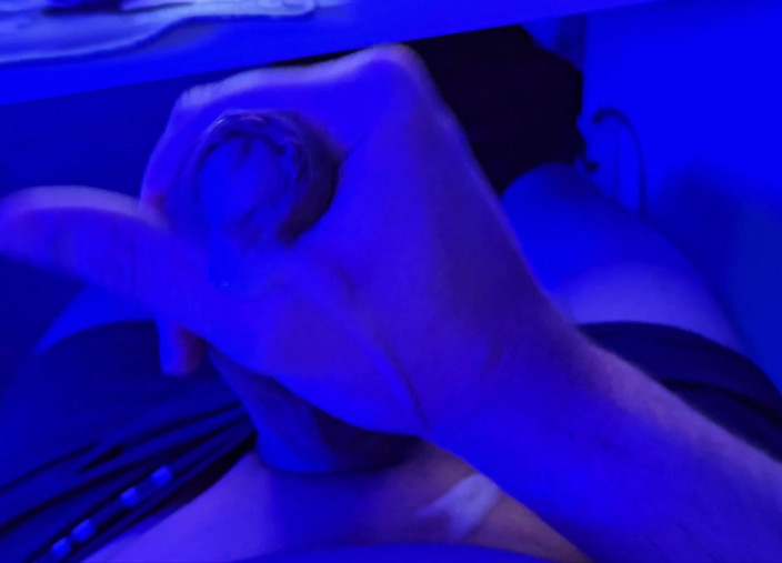 Lkdick8: Сперма под голубым светом