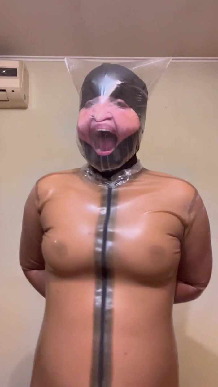 Elena917: Plastiktüte atemspiel in latex, Schwitzen und latex ausziehen