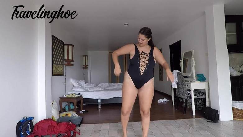 Jordyn: Schimbând costumul de baie