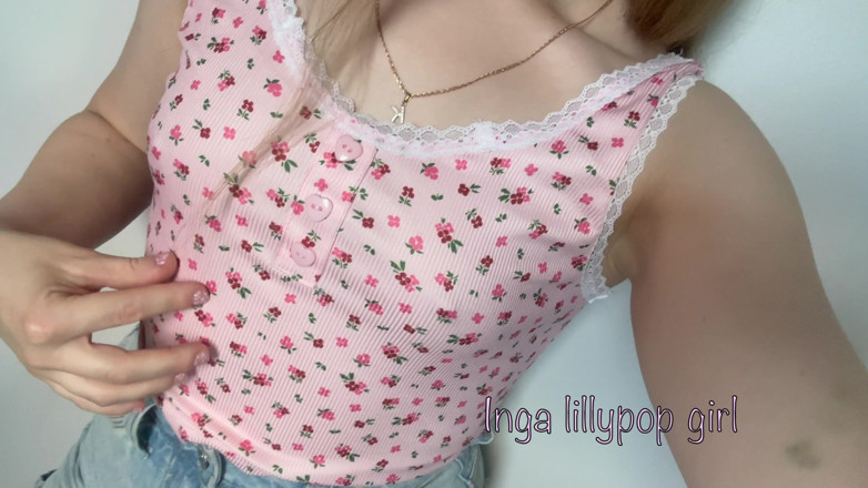 Inga lillypop girl: 작은 젖탱이를 보여주는 귀여운 소녀