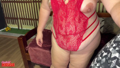 CuckoldHouse: Bu erkek delisi iri güzel kadın pansiyondaki kiracıları üçlü seks için...