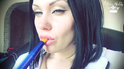 Goddess Misha Goldy: Kouření a rtěnka fetiš