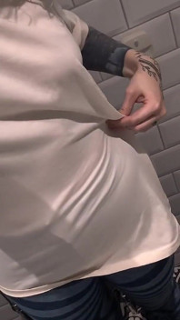 흠뻑 젖어 놀림: 첫 옷을 입은 목욕
