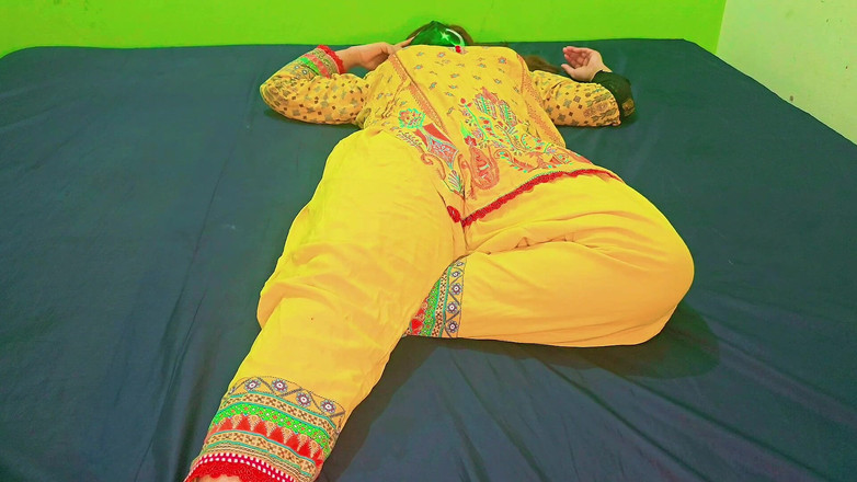 Faryal: Madrasta com tesão e enteado se divertindo em hindi audio