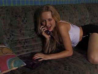 Dirty Teeny: Bella bionda si spoglia e gioca con il telefono