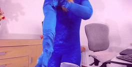 Nylon fetish 4u: Je čas dát nějaké měkké lesklé modré rukavice a ukázat vám...