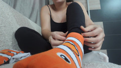 AmayaMori: 義理の妹は日本の足袋を履く感覚を試して、足やつま先で遊んでいます