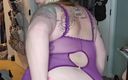 Jenn Sexxii: Une MILF sexy en lingerie violette jouit pour vous