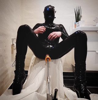 Hooded June: 기계와 사정으로 따먹히는 핫한 인형