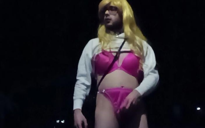 SissyschlampeVanessa: Sissy si cewek nakal ini masturbasi berisiko di jalanan umum