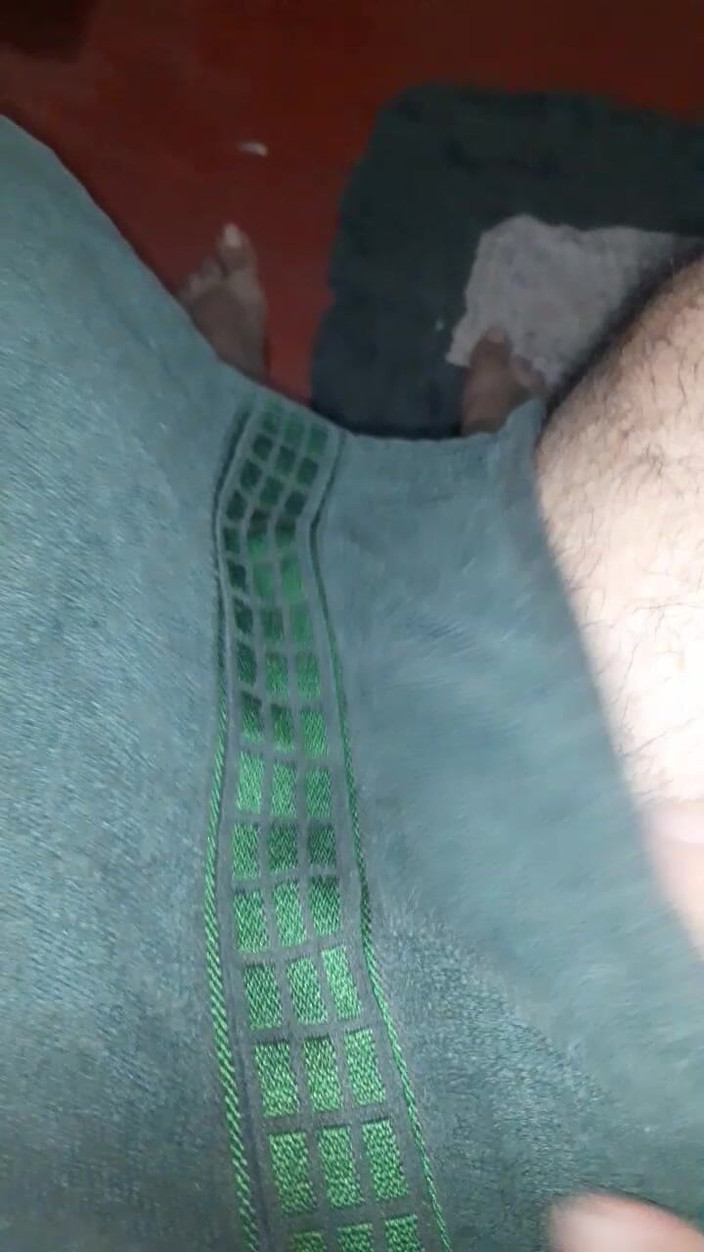 Soni Deo: Seorang pria menunjukkan kontolnya