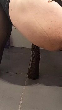 Maminsynek ujeżdża dildo, aż gapi się