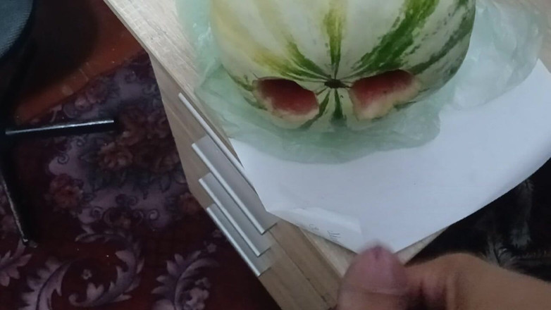 AlexCat: Pomelo este atât de erotic