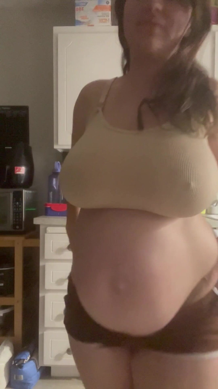 Nina Capel: Showing off My Pregnant Figure