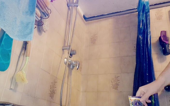 Nicoletta Fetish: Grosse couche coquine sous la douche avec ta belle-mère italienne