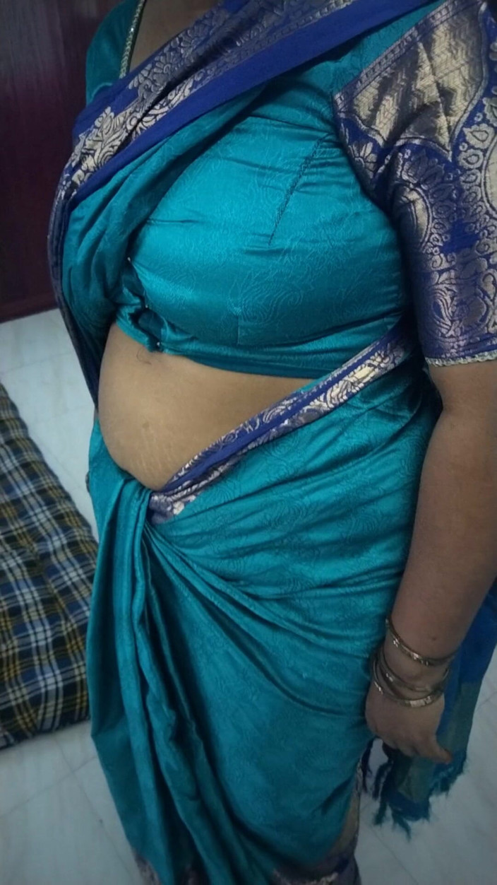 Tamil lesbian: Ateşli sari giyiyor
