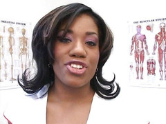 Radical Interracial: Perfektní ebenová holka saje masivní bílý penis