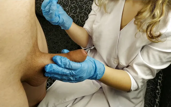 Cherryonthecake231: Sestra masturbuje mého ptáka v latexové rukavici
