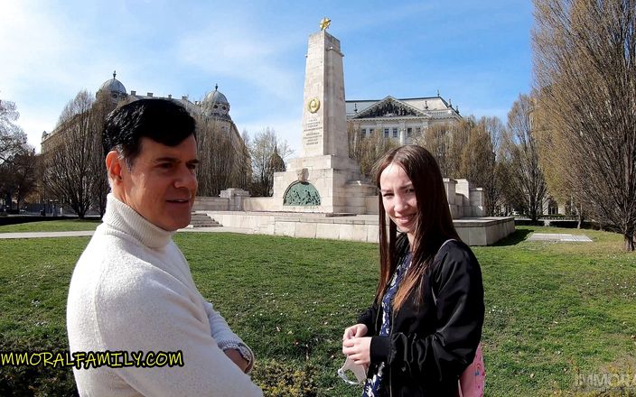 Immoral Family: Kleine Russische toerist Kate Quinn spuit en krijgt een creampie...