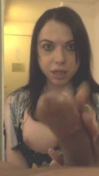 Tetona amateur Oriana Frost muestra sus habilidades de paja