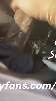 Pacarku yang tukang selingkuh nyepong kontolku di siang bolong.