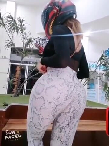 Barbietransxxxx: Kız motosiklet kaskı ile açık havada anal meydan