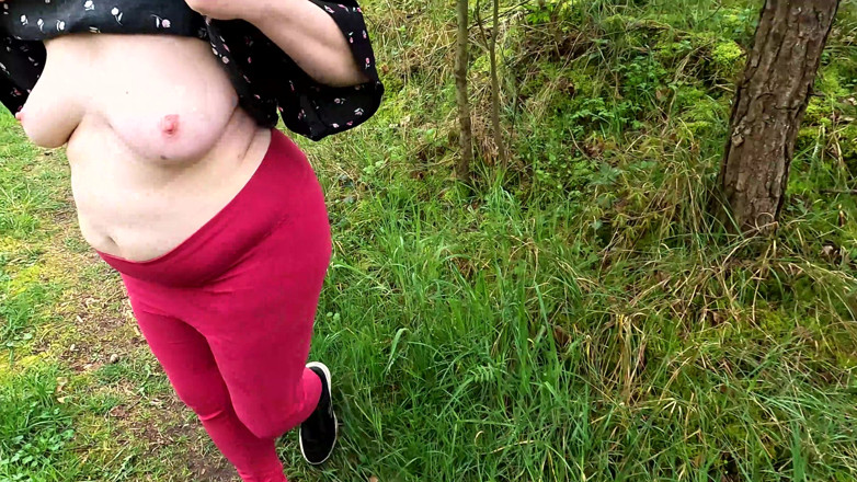 Bouncy Tits Action: Draußen tittenklatschen